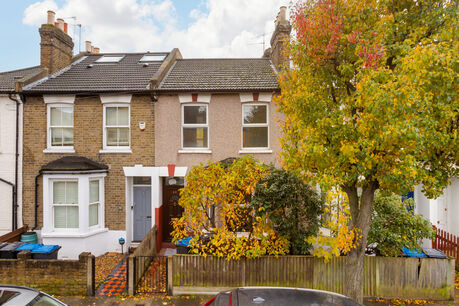 3 bedroom mid terraced house to rent, Available part-furnished now