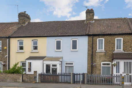 2 bedroom mid terraced house for sale