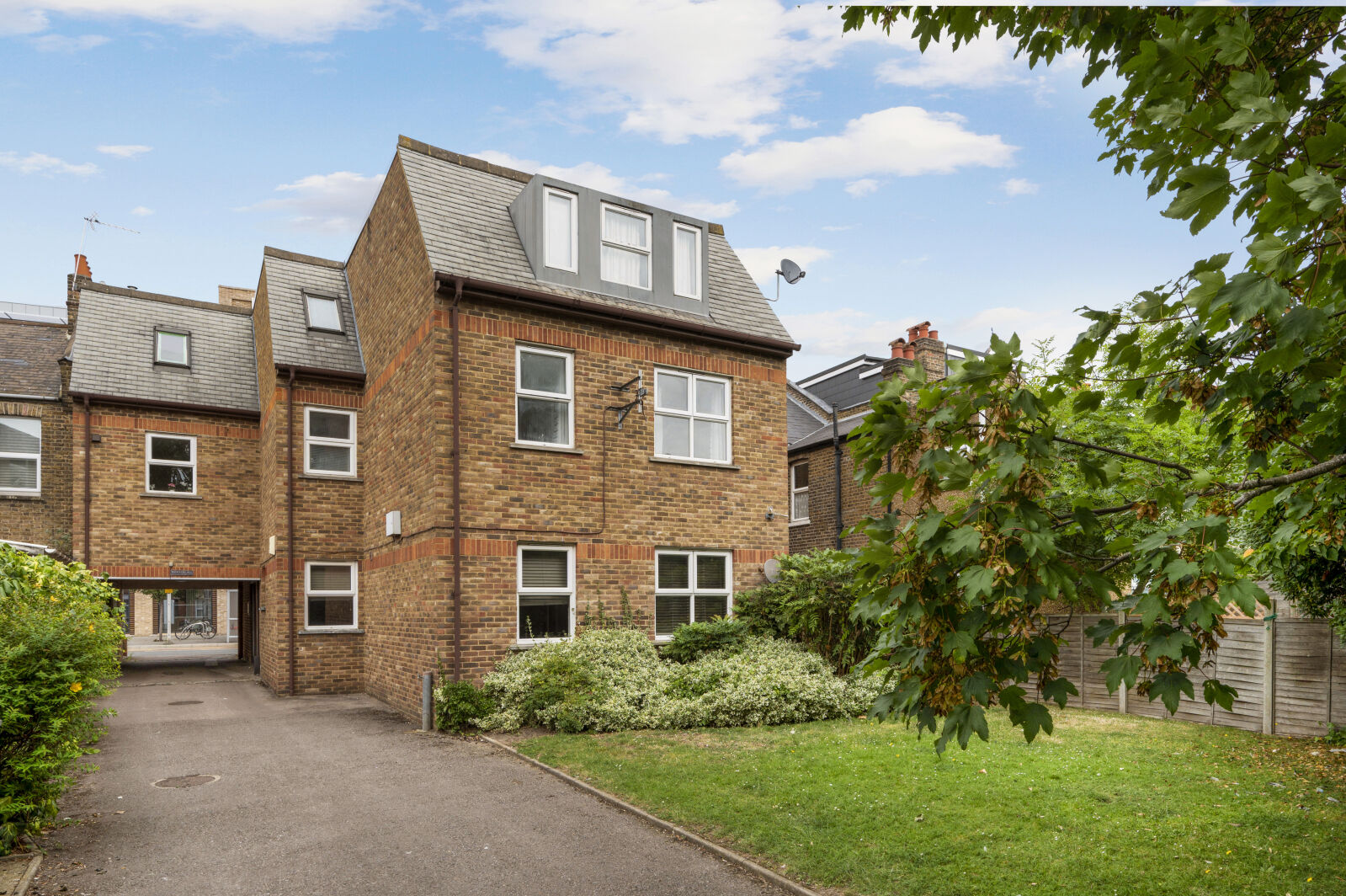 2 bedroom  flat for sale Whitfield Court, Raynes Park, SW20, main image