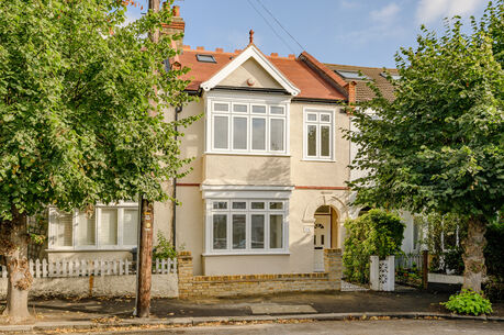 4 bedroom mid terraced house for sale