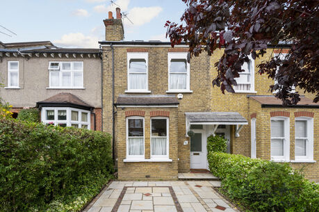 4 bedroom mid terraced house to rent, Available unfurnished now