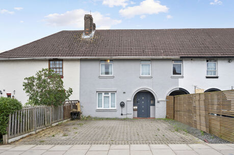 4 bedroom mid terraced house for sale