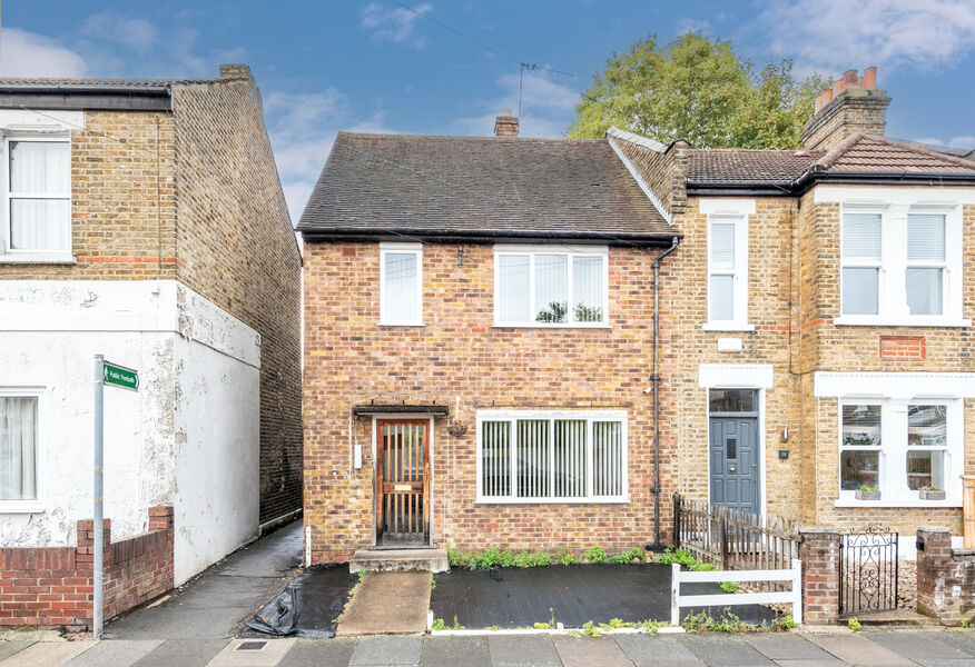 3 bedroom end terraced house for sale