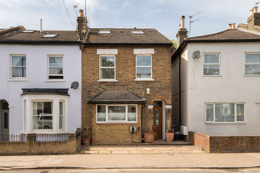 4 bedroom end terraced house for sale