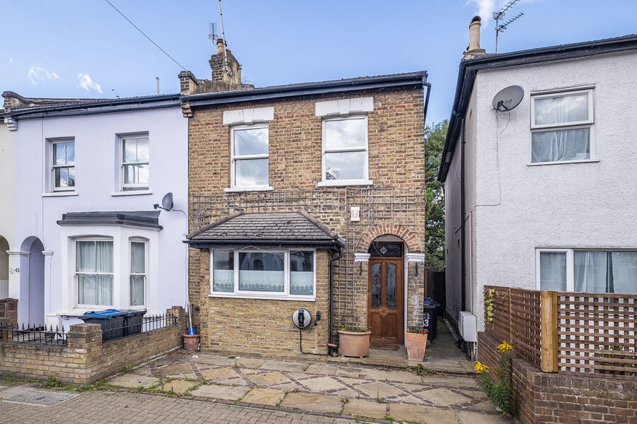 4 bedroom end terraced house for sale