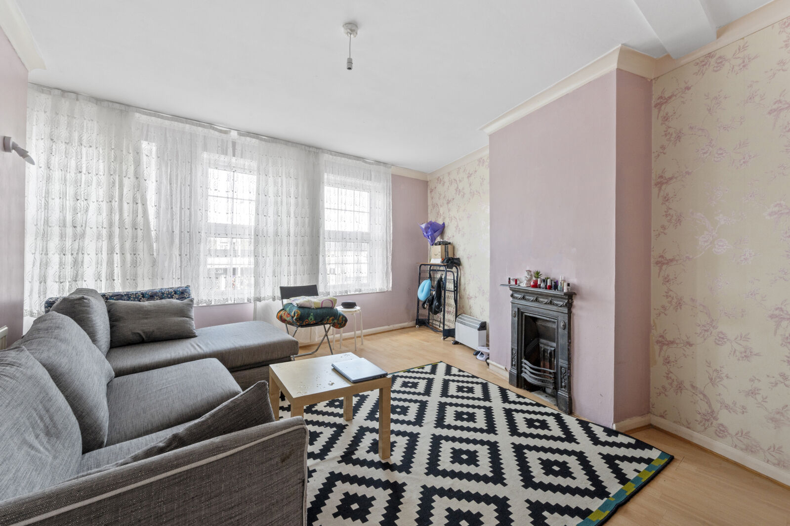 1 bedroom  flat for sale Hook Road, Chessington, KT9, main image