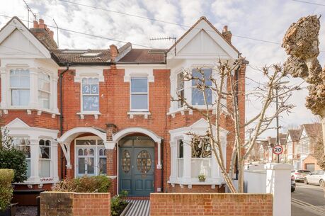 4 bedroom end terraced house for sale