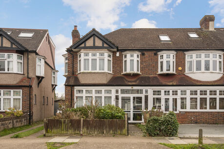 3 bedroom end terraced house for sale